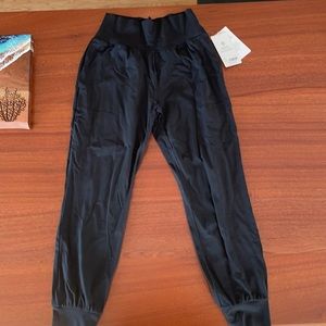 Athleta salutation black joggers